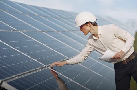 Imagem ilustrativa de profissional em uma instalação solar