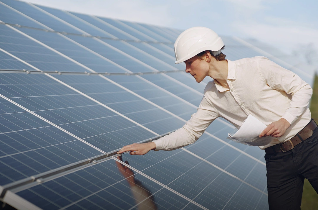 Profissional em usina solar